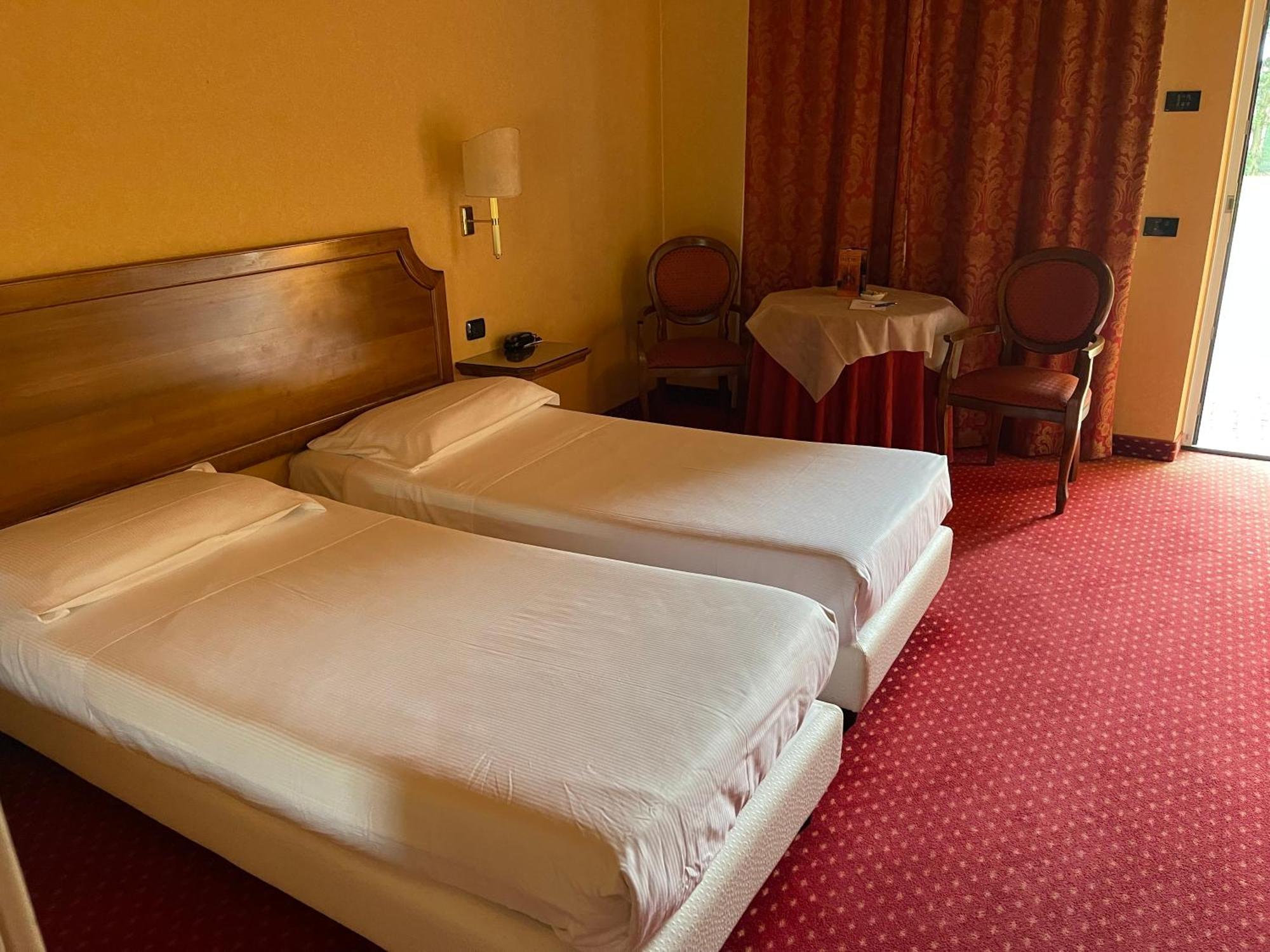 Hotel Don Carlo Broni Eksteriør billede