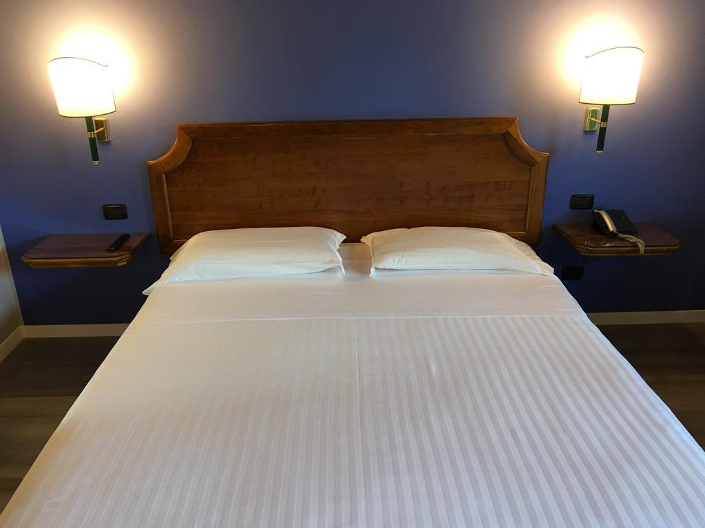 Hotel Don Carlo Broni Eksteriør billede