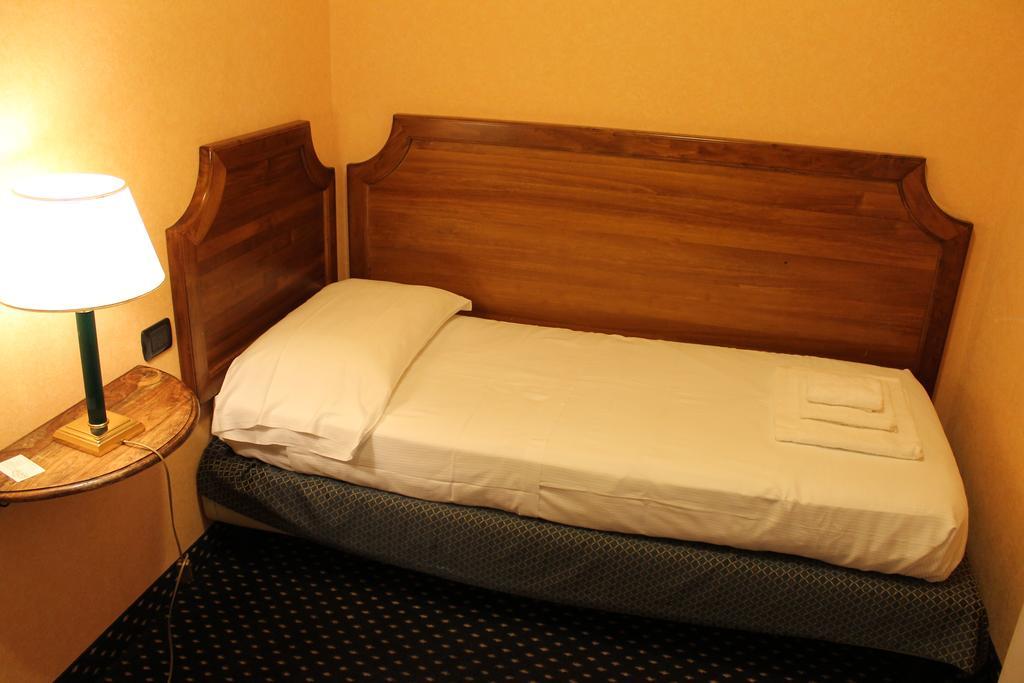 Hotel Don Carlo Broni Eksteriør billede