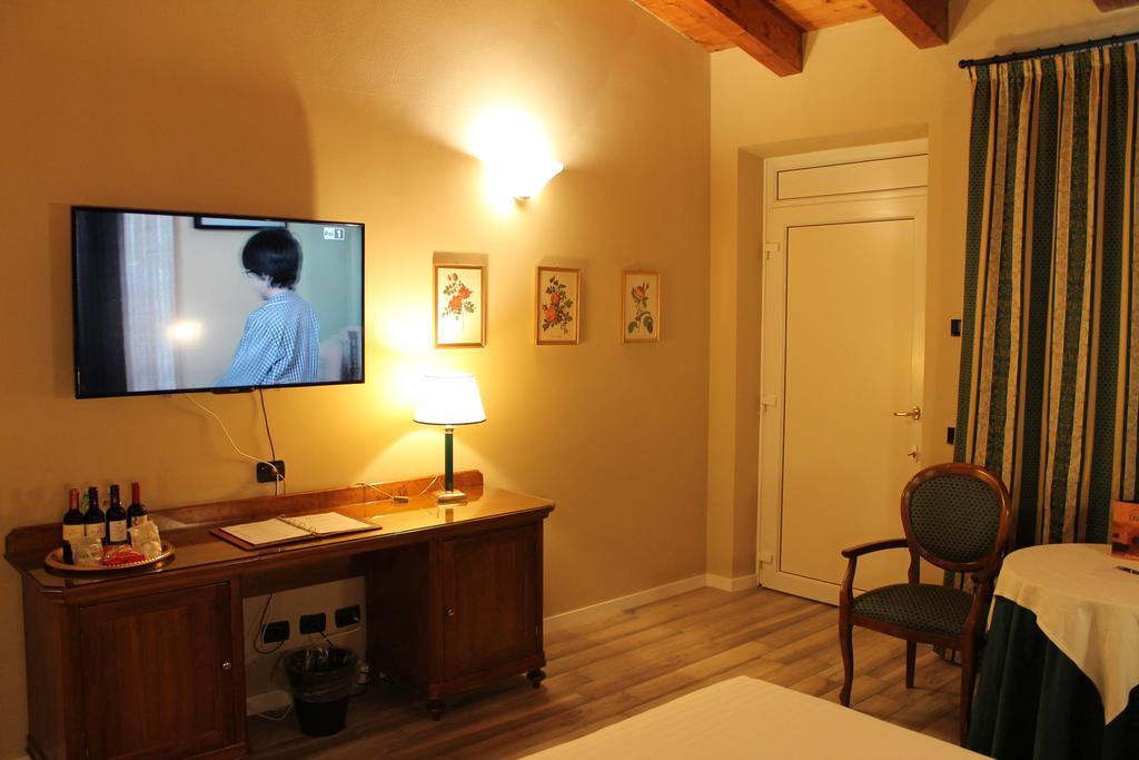 Hotel Don Carlo Broni Eksteriør billede
